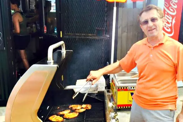 EXCLUSIV/ Un român a dat lovitura în patria fast food-urilor cu o rețetă tipic românească! A făcut hamburgerii... mici!!