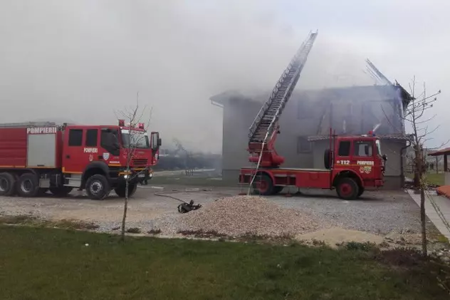 10 persoane evacuate dintr-un hotel din Arad al cărui acoperiş a fost cuprins de flăcări