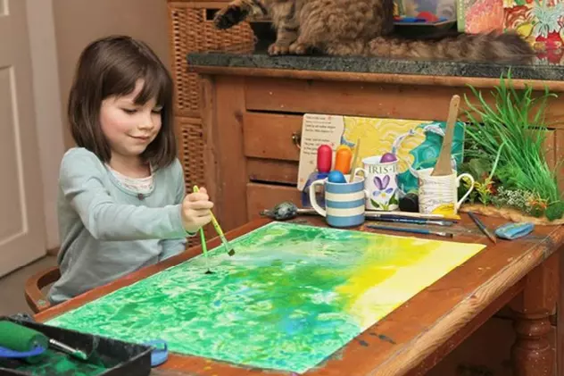 Suferă de autism, dar e un geniu în pictură! Cum s-a schimbat viața micuței Monet după ce părinții i-au luat o pisică! FOTO+VIDEO
