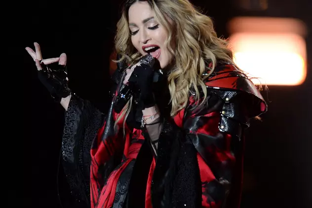 Madonna șochează din nou! A băut tequilla pe scenă și a cerut ajutor fanilor să-și recupereze fiul!