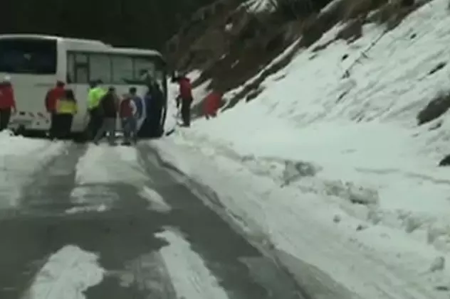 Zăpada face victime în România! Un autocar cu 20 de turişti a rămas înzăpezit în Munţii Bucegi