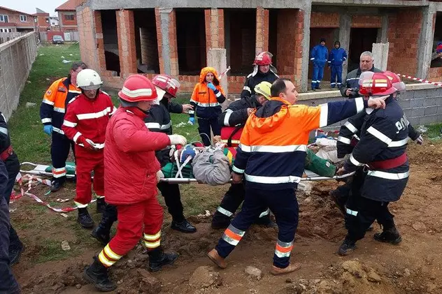 UPDATE | Situație dramatică la Drobeta Turnu Severin! Trei muncitori, îngropați de vii de un mal de pământ! Unul a murit! GALERIE FOTO