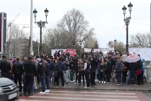 Sute de studenţii au ieşit în stradă. Protestează faţă de legea antifumat | VIDEO