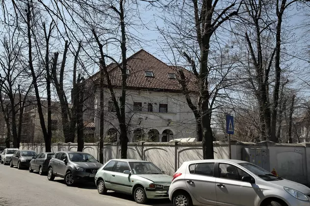 Viața puținilor oameni obișnuiți, care trăiesc în cel mai luxos cartier din România