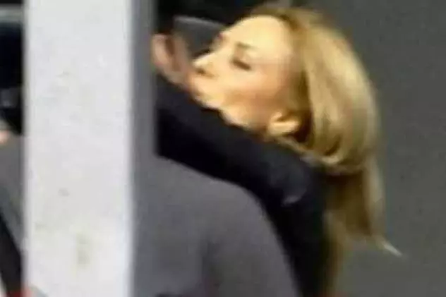 Iulia Vântur şi Salman Khan, fotografiaţi când se sărută într-un aeroport din Dubai?
