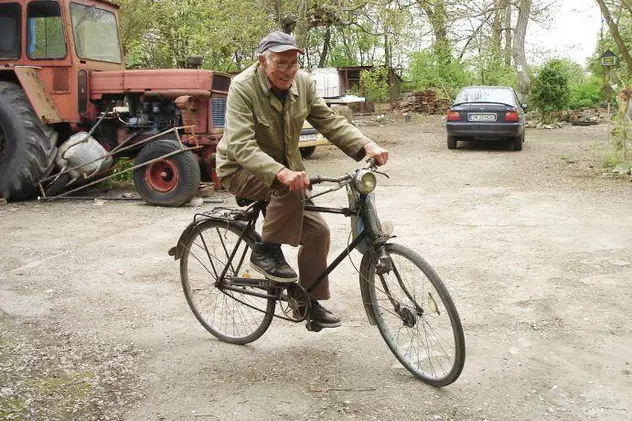 La 97 de ani merge zilnic pe bicicletă 6 kilometri:"Bicicleta e ca un medicament"