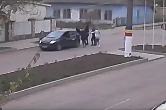 Cinci femei s-au luat la bătaie în plină stradă! Şoferii au filmat momentul!