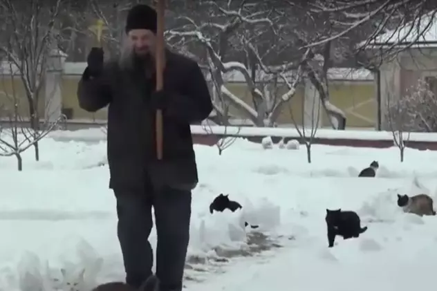 Așa ceva se poate doar în Rusia! Un bărbat "binecuvântează" pisicile de la o mânăstire /  VIDEO