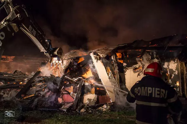 FOTO | O biserică din județul Suceava a ars din temelii