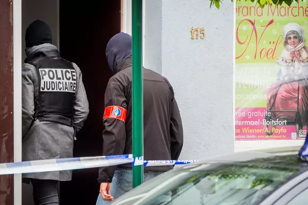 Trei suspecți au fost arestați la Bruxelles, implicați în atentatele teroriste din Paris