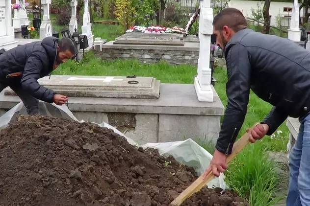 Surpriză la cimitir! O femeie din Câmpulung a găsit alt mort îngropat în locul fratelui ei