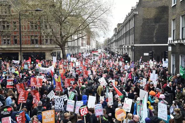 Proteste de amploare în Londra! Zeci de mii de oameni au ieșit în stradă pentru o manifestație anti-austeritate