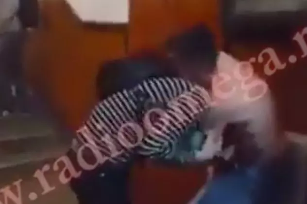 Doi elevi ai unui liceu din Gorj, filmați în timp ce se bat sub privirile colegilor | VIDEO