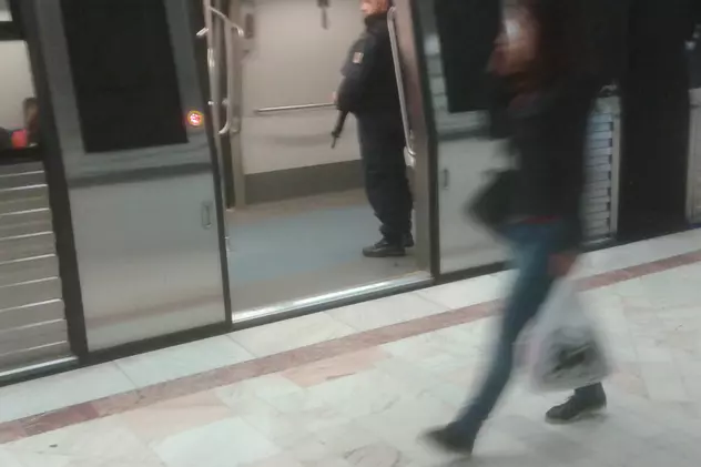 VIDEO EXCLUSIV | Patrulele militarizate iau cu asalt metroul bucureştean! Deşi nivelul de alertă teroristă este albastru precaut, Jandarmeria Română a trimis oameni înarmaţi cu puşti semiautomate în subteran