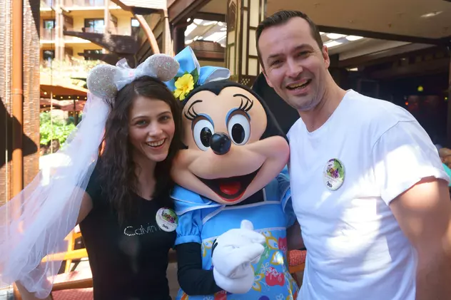 Cenușăreasa trăiește în SUA! Și-a întâlnit prințul pe internet, au avut nuntă cu tematică Disney și chiar și-a pierdut pantoful la ceremonie!