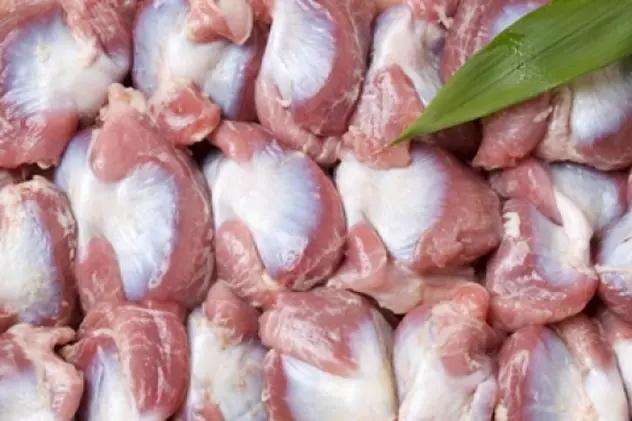 Peste trei tone de pipote de pui au fost confiscate în Argeş!