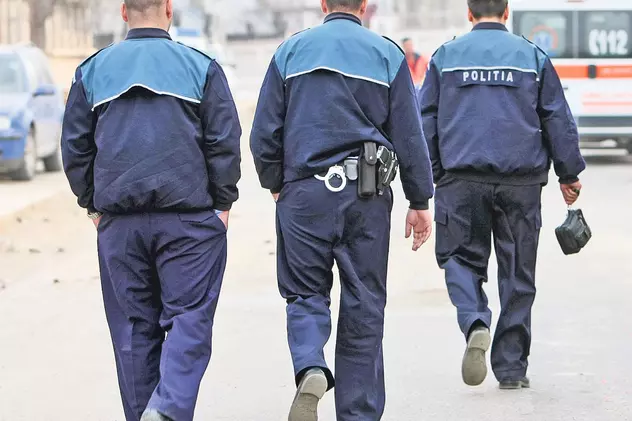 Sute de oameni stau la coadă pentru a ocupa un loc de agent de poliție. Care sunt condițiie de înscriere