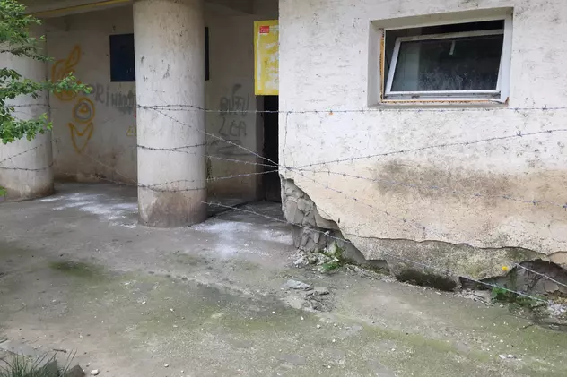 Măsuri antinesimțire la Botoșani! Gangul devenit «WC public», blocat cu sârmă ghimpată