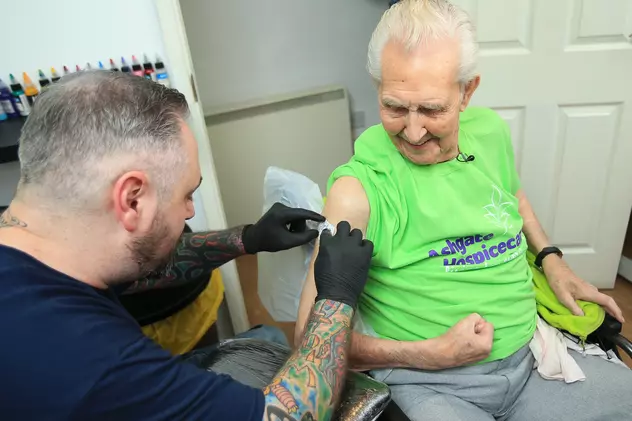 Cea mai în vârstă persoană care s-a tatuat are 104 ani!