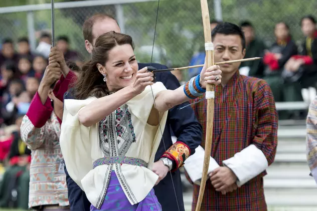 Kate Middleton, distracție în Bhutan! Ducesa de Cambridge a tras cu arcul | GALERIE FOTO