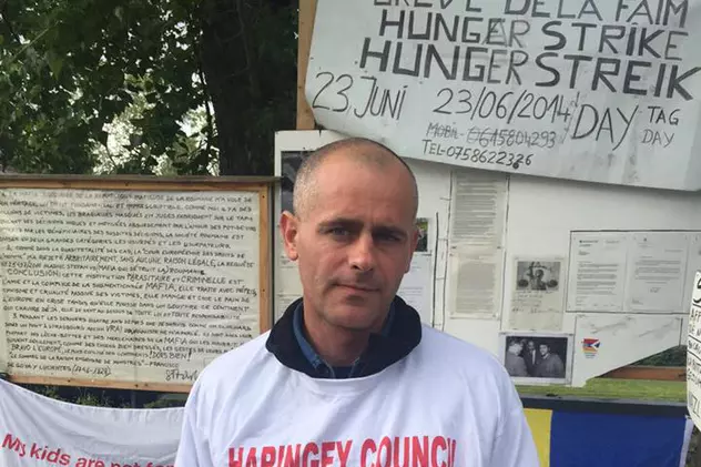În greva foamei de 12 zile! Românul căruia i-au fost luaţi copiii și dați unei familii de homosexuali din Anglia nu renunţă la protest