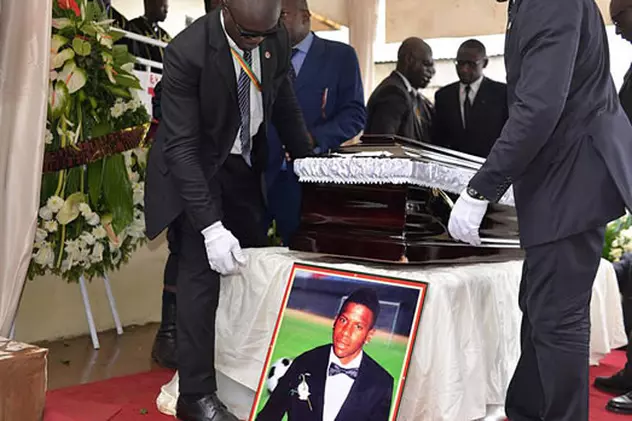 Patrick Ekeng a fost înmormântat la Yaounde, îmbrăcat într-un costum cu sigla lui Dinamo | VIDEO