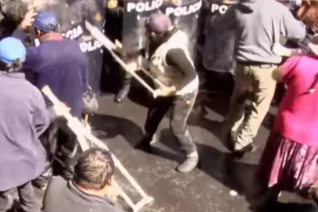 Violențe în Bolivia la un protest al persoanelor cu dizabilități. Polițiștii au intervenit cu tunurile cu apă