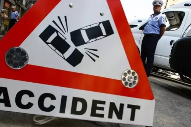 Accident grav în județul Sibiu. O mașină s-a ciocnit cu un TIR, care a luat foc