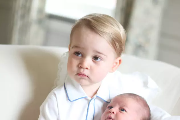 Micuța prințesă Charlotte a crescut și este adorabilă. Mama ei, Kate, a fotografiat-o înainte de prima ei aniversare | FOTO