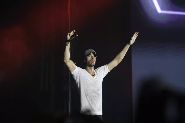 VIDEO EXCLUSIV. Admiratoarele lui Enrique Iglesias s-au isterizat degeaba. Le-a lăsat ”cu ochii-n soare” să nu-și supere iubita!