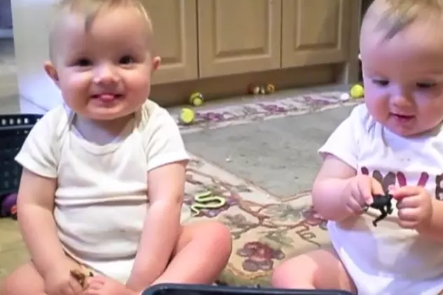 Doi bebici adorabili își imită tatăl. Vei zâmbi cu siguranță | VIDEO