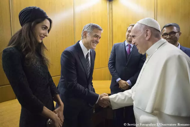 Papa Francisc a acordat medalii actorilor americani Richard Gere, George Clooney și Salma Hayek