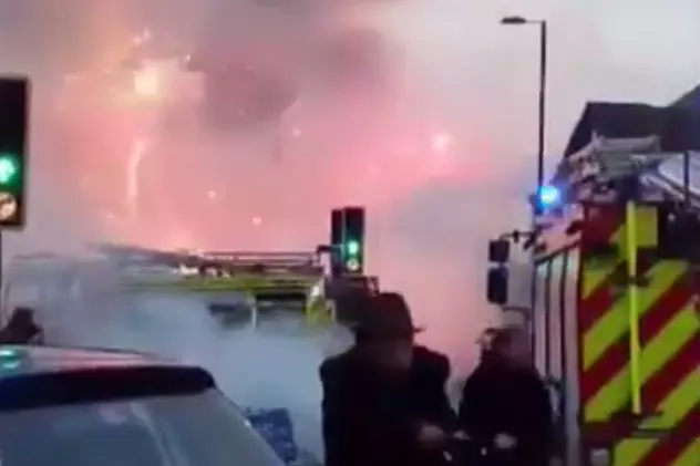 Incendiu de proporții la o fabrică de artificii din Marea Britanie | VIDEO