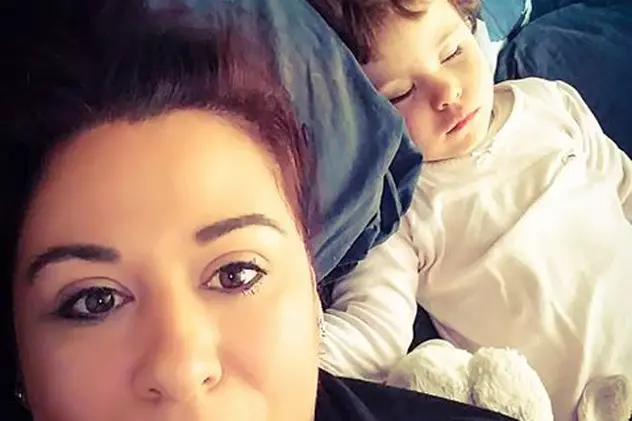 Oana Roman, la capătul puterilor. Fiica ei, de urgență la spital. "Este pe perfuzii şi plânge non stop"