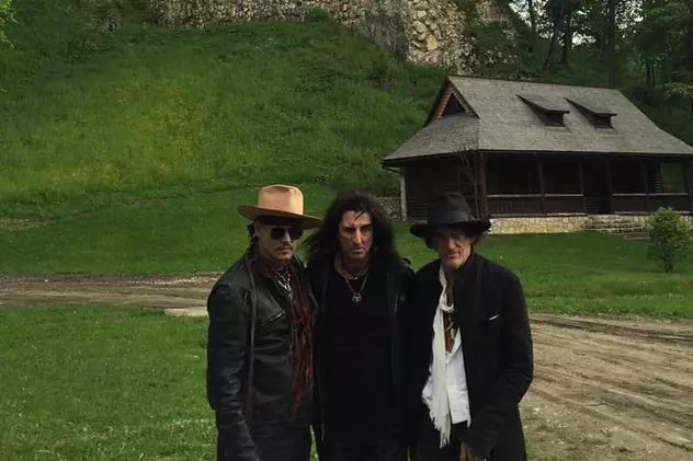 Johnny Depp, Alice Cooper şi Joe Perry s-au fotografiat la Castelul Bran