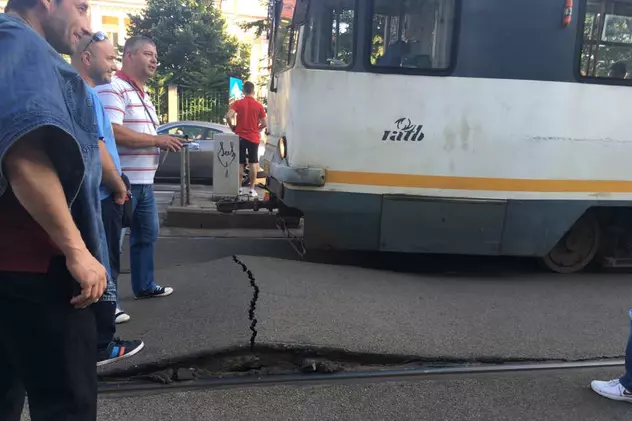 Tramvaie blocate la Victoriei, după ce asfaltul... s-a umflat