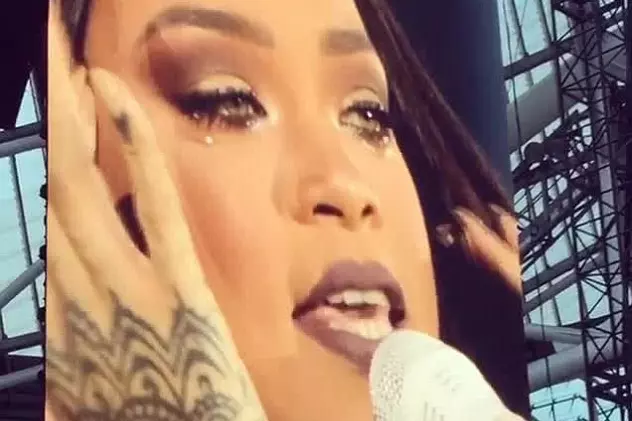 Rihanna, în lacrimi la un concert. Cântăreaţa a avut nevoie de o pauză pentru a-şi reveni | VIDEO
