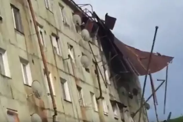 VIDEO/ Vijelia a făcut prăpăd într-un oraș din România. Acoperişuri smulse şi maşini avariate