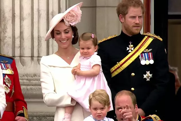 Micuța prințesă Charlotte și-a făcut debutul la balconul palatului Buckingham| IMAGINI ADORABILE