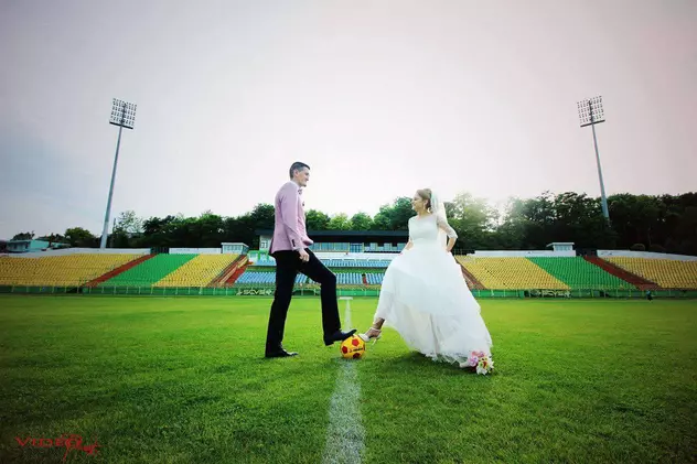 Uniți de dragostea pentru FC Vaslui! Doi miri și-au făcut pictorialul de nuntă pe stadionul echipei preferate