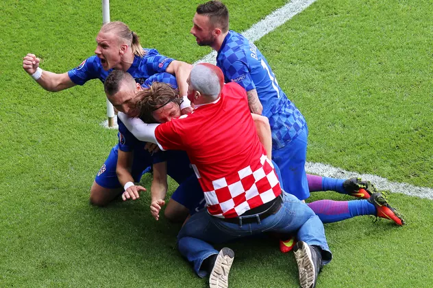 Euro 2016. Un streaker croat a intrat pe teren și s-a bucurat la golul lui Modrici! | FOTO