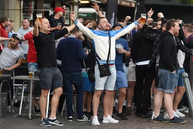 Euro 2016. Fanii îşi fac de cap şi la Lille. În aşteptarea ruşilor, englezii s-au "antrenat" cu galezii. Imagini terifiante cu ruși bătăuși! VIDEO