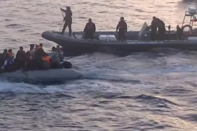 Zeci de migranți in pericol de scufundare