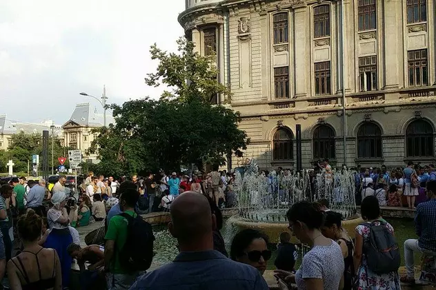 Sute de persoane au protestat în Piața Universității împotriva Parlamentului