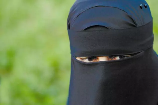 O româncă, bătută şi obligată de soţ să poarte vălul islamic, în Italia. Cum a reuşit să scape de calvar