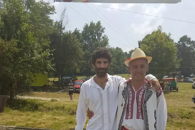 Ziua Universală a Iei | Actorul Toma Cuzin din Las Fierbinți a defilat în cămașă românească în satul lui Brâncuși