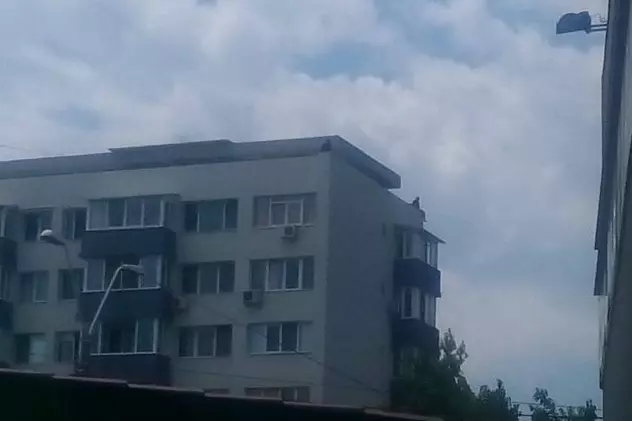 Două femei din Capitală s-au urcat pe un bloc de șapte etaje și amenință că se sinucid