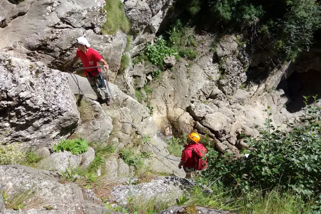 Un alpinist căzut de pe un perete stâncos în Munții Bucegi, salvat după o intervenţie de 14 ore