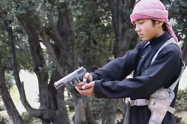 Propagandă Statul Islamic: Un copil a fost filmat în timp ce împușcă un spion