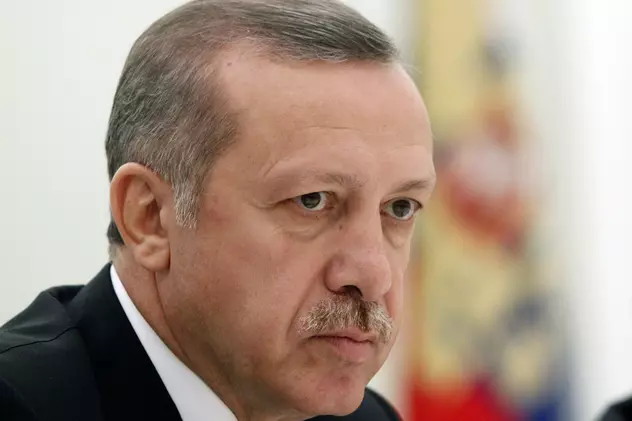 Erdogan îi îmbracă în uniforme pe inculpații închiși pentru terorism și participare la puci
